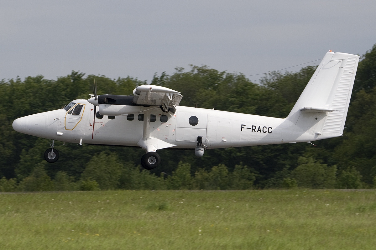 De Havilland Canada DHC-6-300 Twin Otter in flight