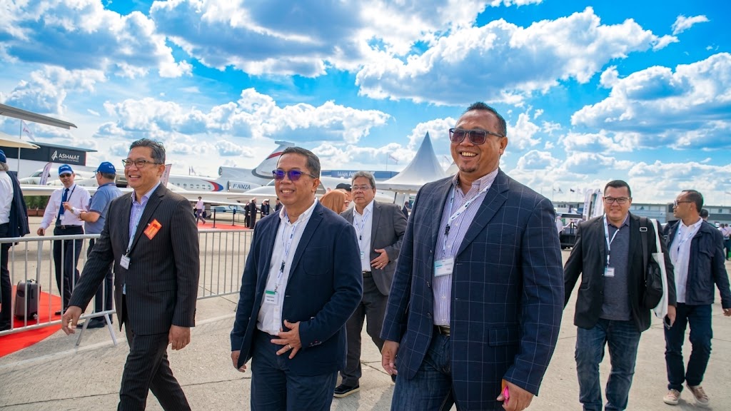 Muhamad Rizqi with aviation delegates at the Singapore Airshow